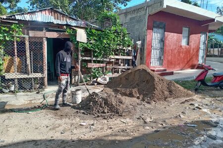 El proyecto Habitabilidad IV inicia la sustitución de pisos de tierra en viviendas vulnerables de Santiago Oeste