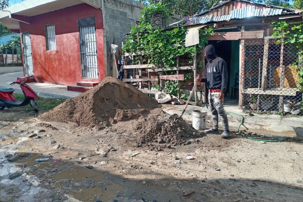 El proyecto Habitabilidad IV inicia la sustitución de pisos de tierra en viviendas vulnerables de Santiago Oeste
