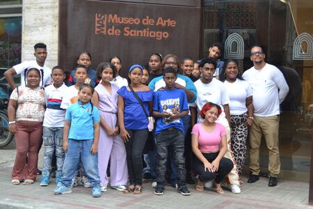El arte como herramienta de aprendizaje: estudiantes de la Escuela de Arte Mauro Lorenzo visitan el Museo de Arte de Santiago