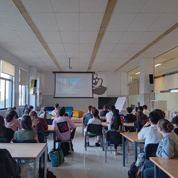 Juan Castillo comparte su experiencia en participación ciudadana con el alumnado del IES Luis Seoane