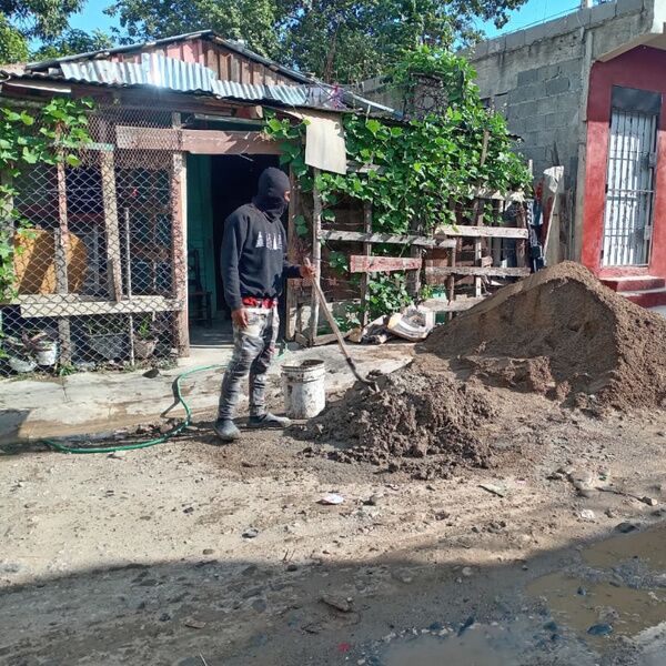 El proyecto Habitabilidad IV inicia la sustitución de pisos de tierra en viviendas vulnerables de Santiago Oeste
