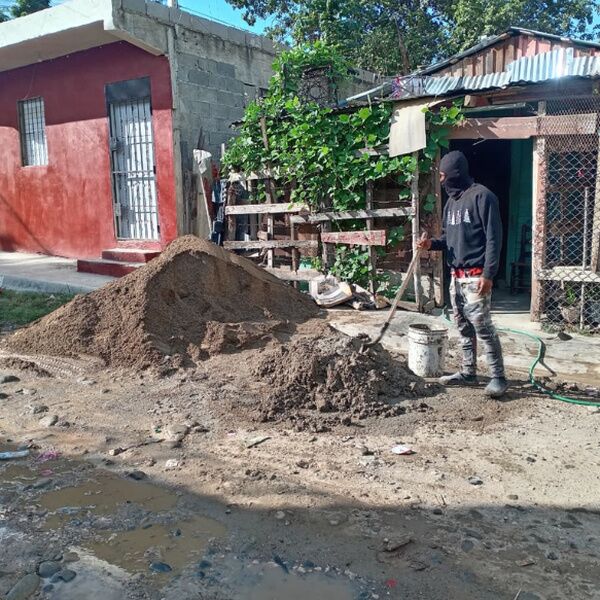 El proyecto Habitabilidad IV inicia la sustitución de pisos de tierra en viviendas vulnerables de Santiago Oeste