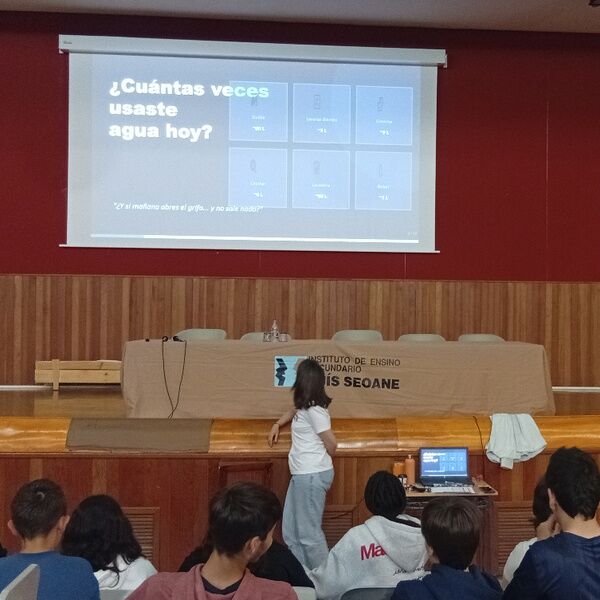 La Fundación BGI impulsa el debate sobre el derecho al agua en la IV Feira da Sustentabilidade del IES Luís Seoane