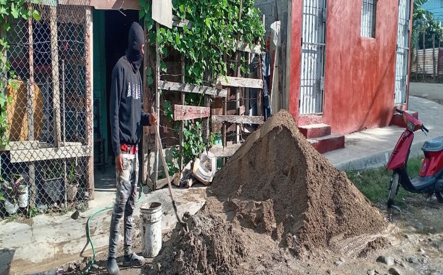 El proyecto Habitabilidad IV inicia la sustitución de pisos de tierra en viviendas vulnerables de Santiago Oeste