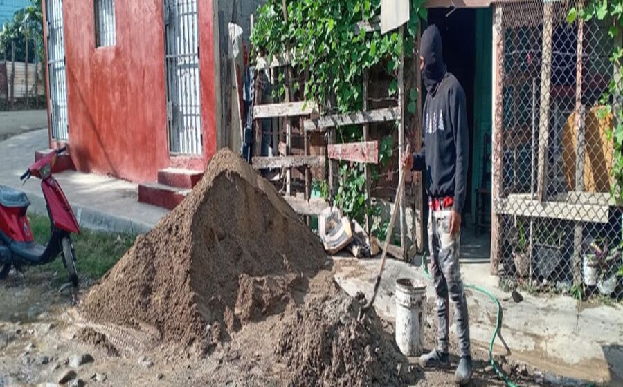 El proyecto Habitabilidad IV inicia la sustitución de pisos de tierra en viviendas vulnerables de Santiago Oeste