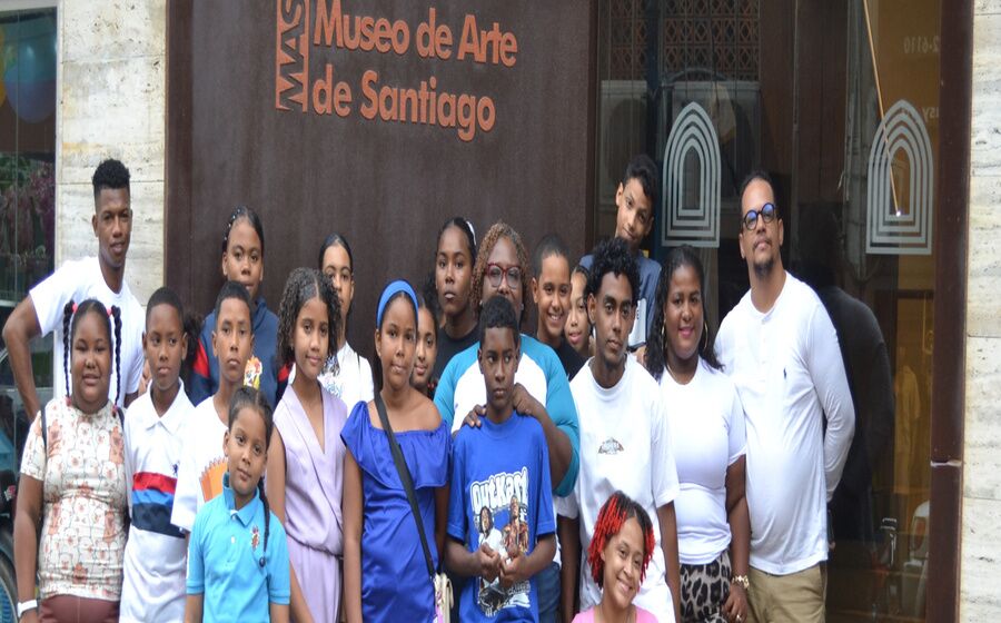 El arte como herramienta de aprendizaje: estudiantes de la Escuela de Arte Mauro Lorenzo visitan el Museo de Arte de Santiago